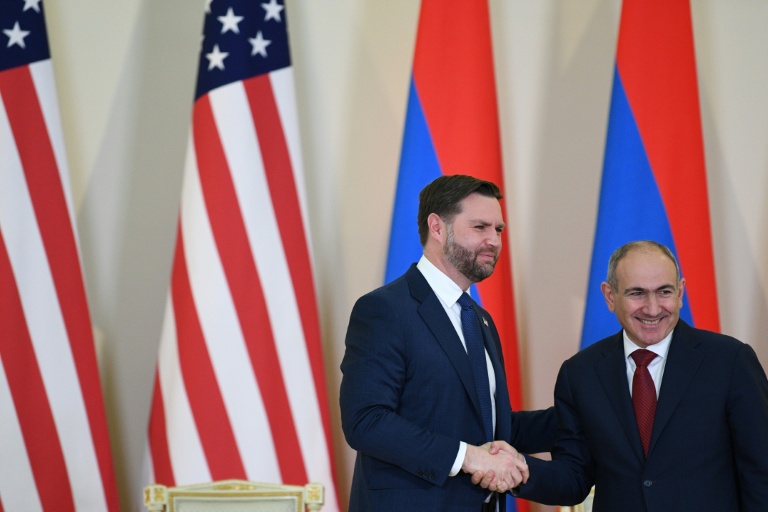 En Arménie, JD Vance dit "oeuvrer pour la paix" avant une visite en Azerbaïdjan