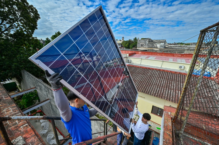 A Cuba, charbon de bois et panneaux solaires pour affronter la crise énergétique
