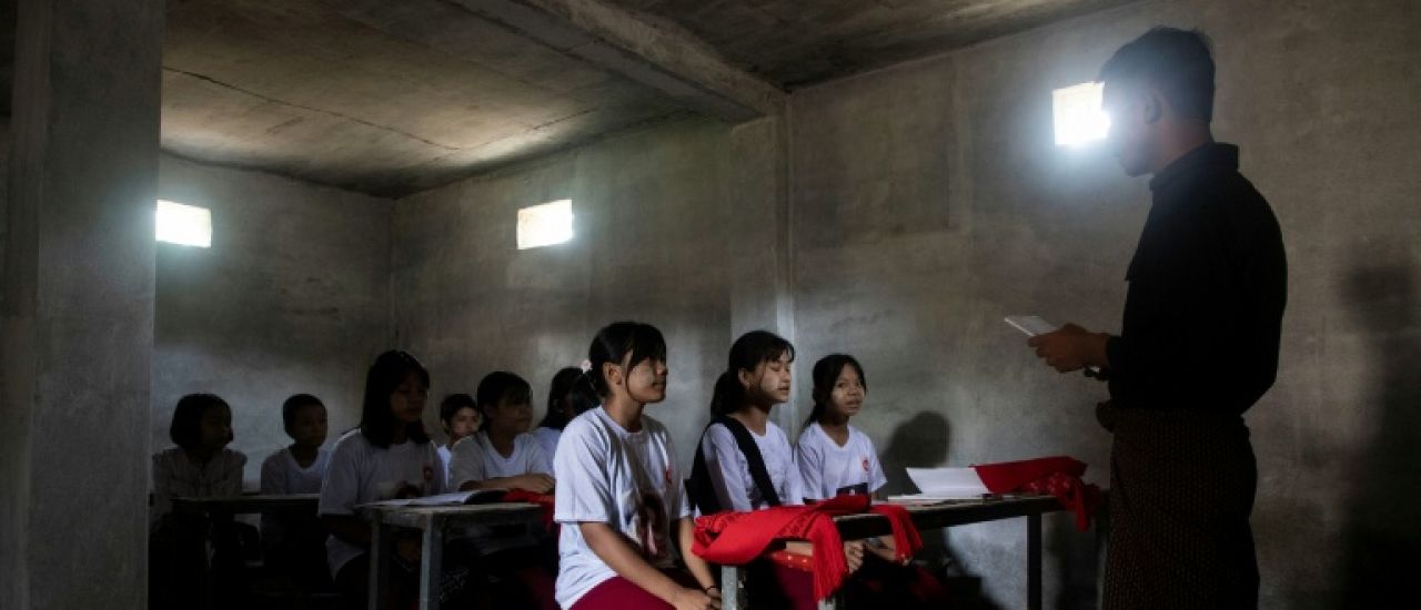 En Birmanie, les écoles s'enterrent pour échapper aux frappes aériennes