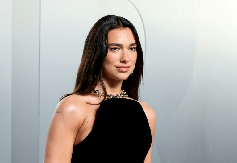 Dua Lipa attaque Samsung aux Etats-Unis pour utilisation indue de son image