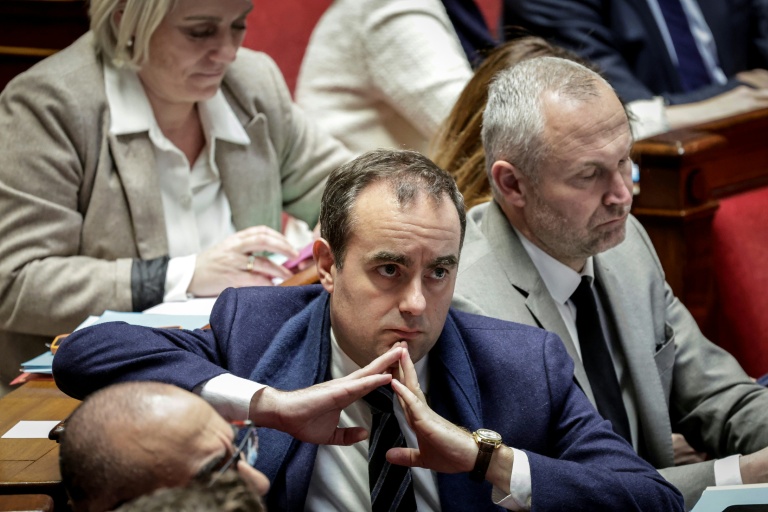 Remaniement: Lecornu prévoit un "ajustement" gouvernemental d'ici le 22 février