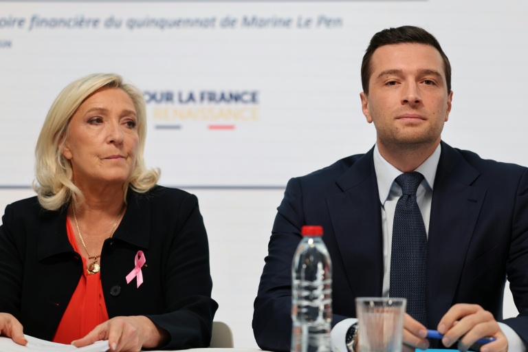 Présidentielle: Marine Le Pen promet "140 milliards d'euros nets d'économies" d'ici 2032