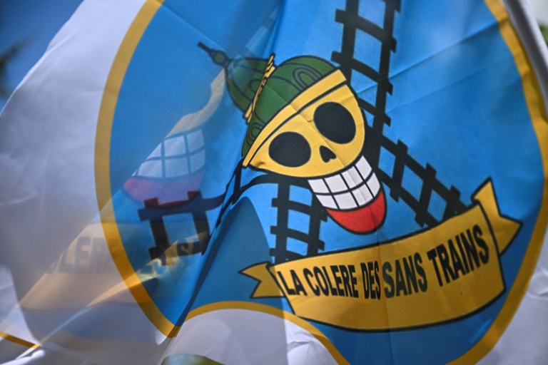 A Paris, des "sans trains" interpellent les sénateurs avant la loi-cadre sur les Transports