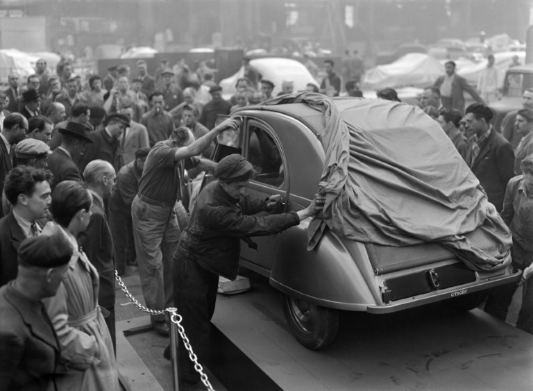 L'emblématique 2CV "est de retour", en version électrique, annonce Stellantis