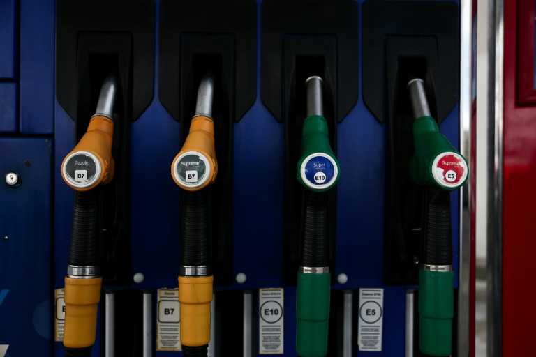 Prix des carburants: l'Etat sommé par des syndicats et professionnels d'accroître ses aides