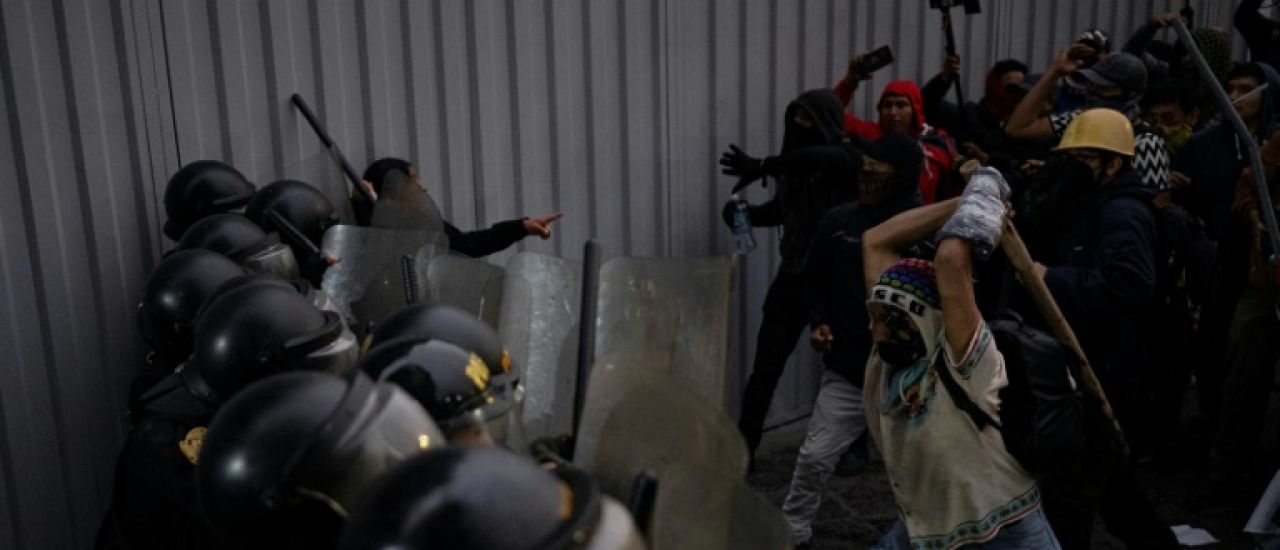 Pérou: violents affrontements entre police et manifestants anti-gouvernement à Lima