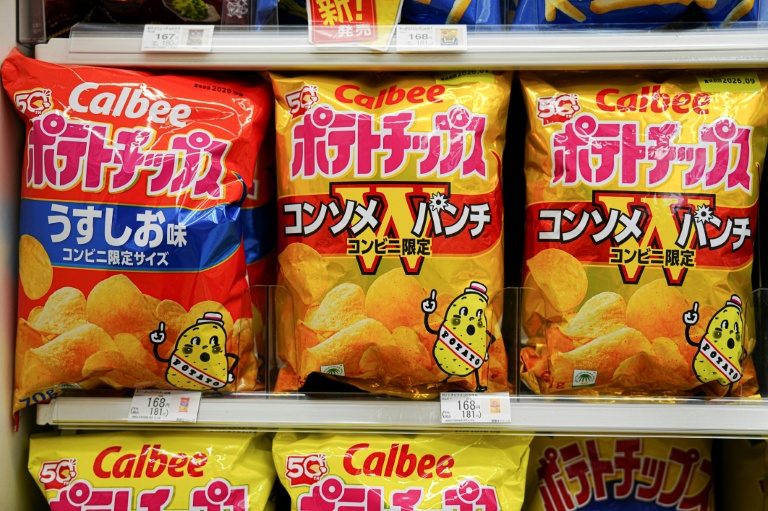 La guerre au Moyen-Orient fait passer les paquets de chips japonais au noir et blanc