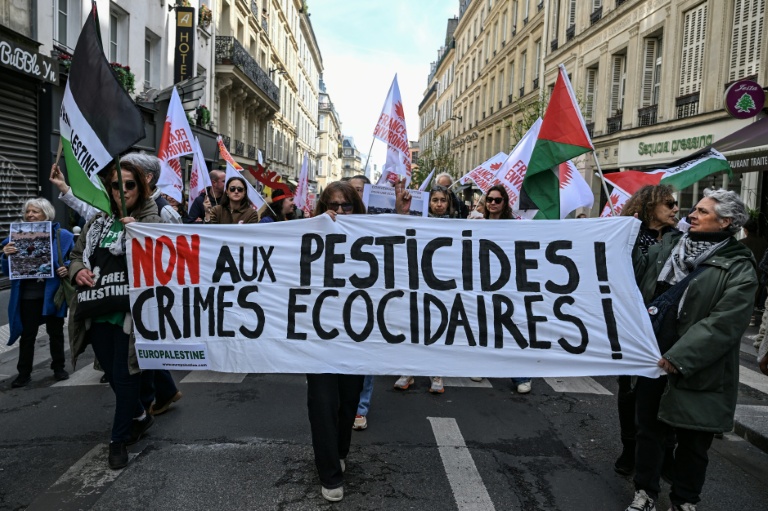 A Paris, une manifestation bruyante pour dénoncer les pesticides qui font taire la nature