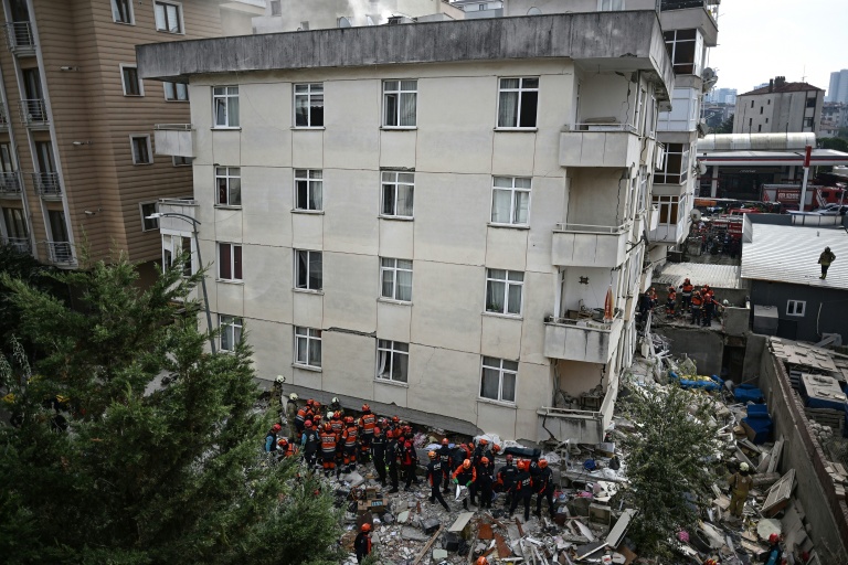 Turquie: cinq morts, dont trois enfants, dans l'effondrement d'un immeuble à Istanbul
