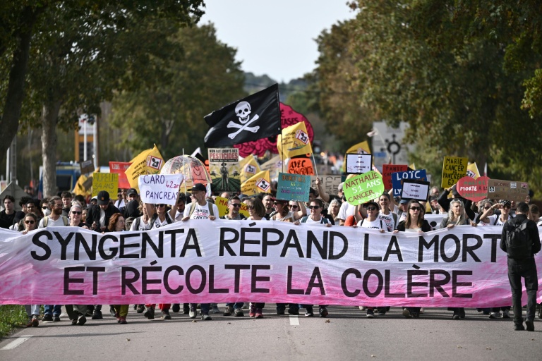 Dans l'Eure, des milliers de personnes manifestent contre l'usage des pesticides
