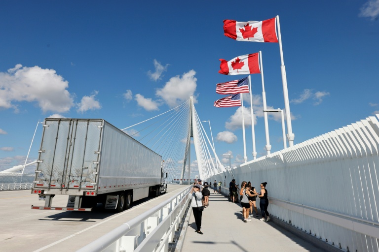 Conflit commercial avec Washington: le Canada riposte, Carney prévient des risques
