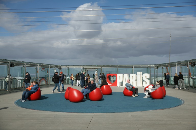 Derniers selfies à l'Observatoire de la tour Montparnasse, qui ferme pour travaux