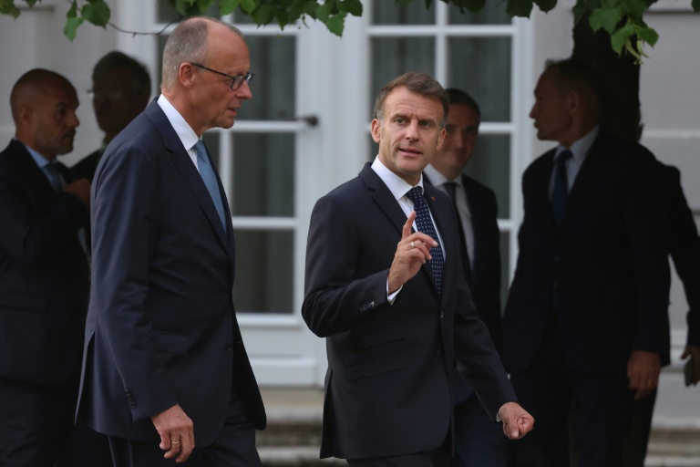 Paris et Berlin veulent "rebondir" sur la défense et faire oublier l'échec de leur avion commun