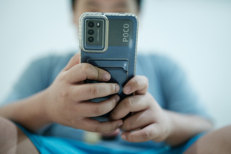 Suède: pas de smartphone avant 13 ans, recommande l'agence de santé publique