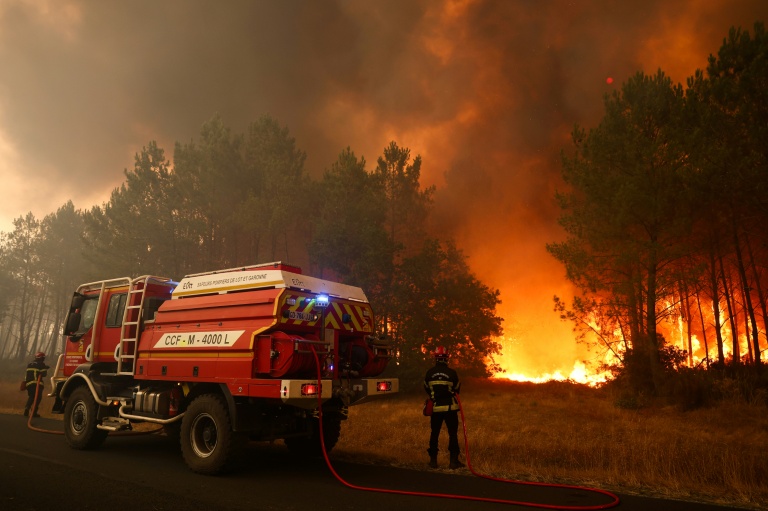 Violents incendies en Europe du Sud, des milliers de personnes évacuées