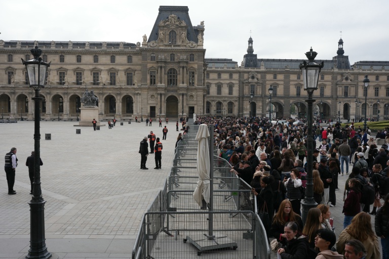 "On ne comprend rien" : le désarroi des touristes face au Louvre, bloqué par des étudiants