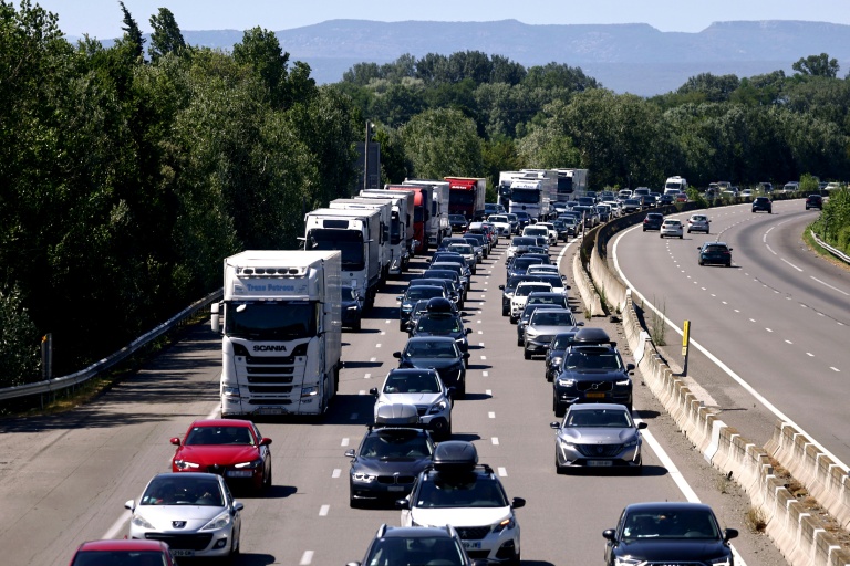 Routes des vacances: plus de 300 km de bouchons en matinée