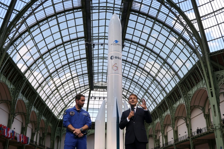 Macron appelle à une Europe spatiale "puissante", des vols habités aux communications