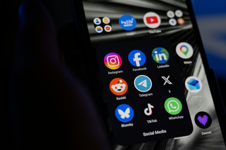 Interdiction des réseaux sociaux sous 15 ans: accord au Parlement, ultime vote mardi