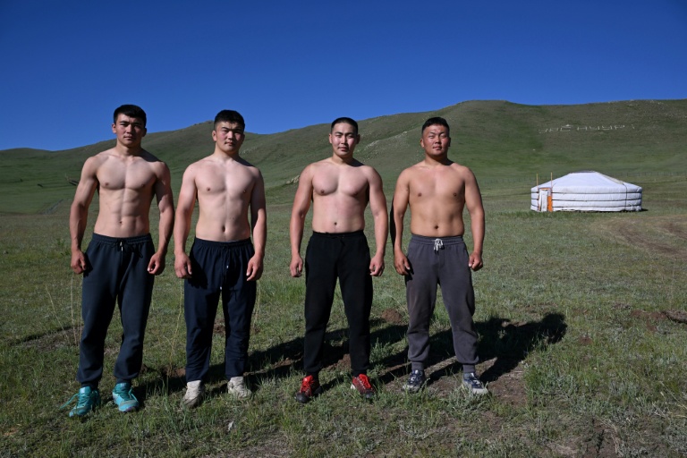 En Mongolie, les lutteurs s'entraînent dans la steppe pour la fête de Naadam