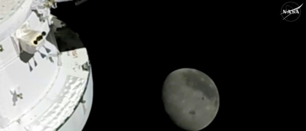 Les astronautes d'Artémis survolent la Lune et ses cratères, avant une éclipse solaire