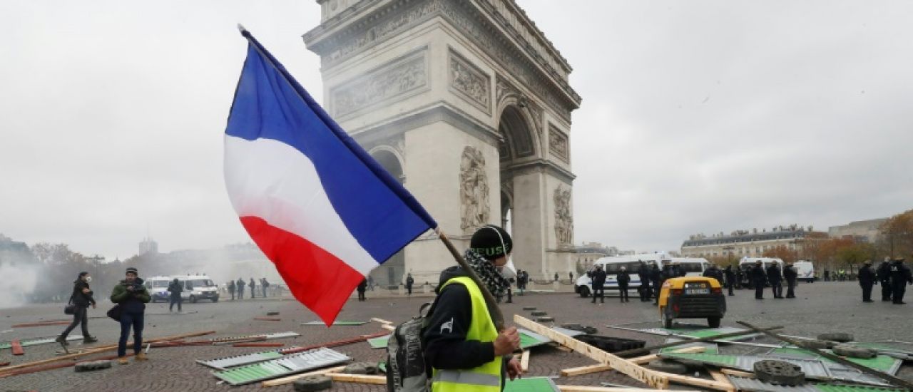 Main arrachée d'un gilet jaune en 2018: un CRS à la barre
