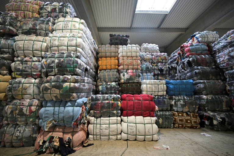 Déchets textile: Le Relais (Emmaüs) réduit ses collectes, 60 emplois en insertion supprimés