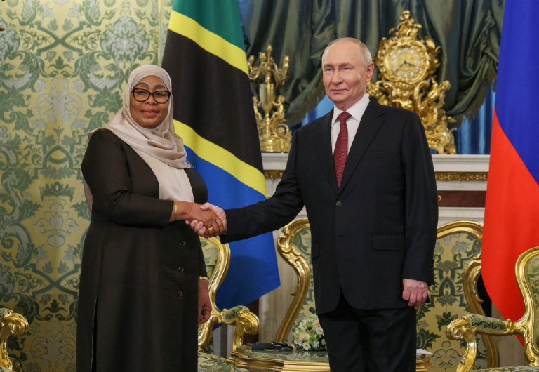 Critiquée par les Occidentaux, la présidente de Tanzanie en visite en Russie