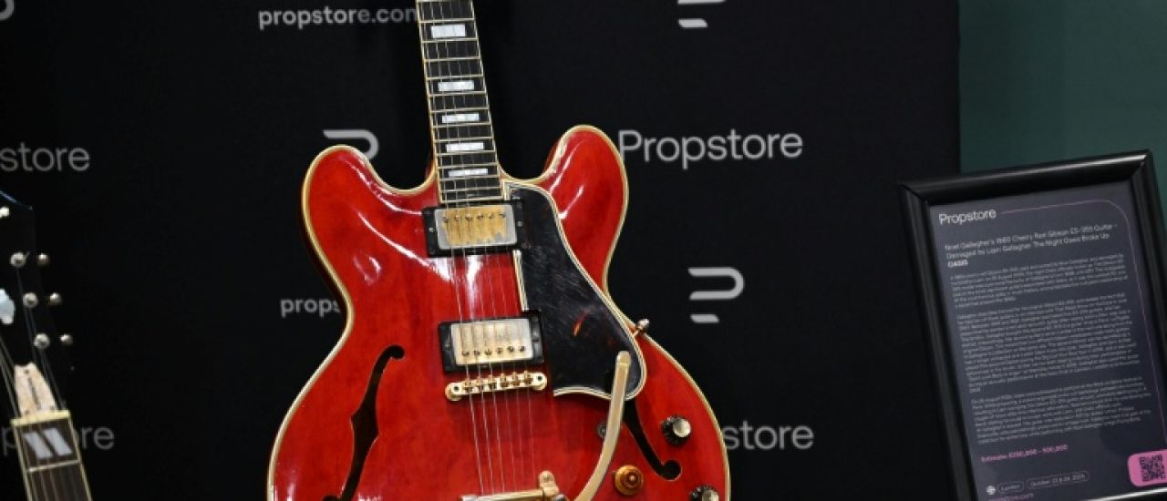La guitare de la rupture d'Oasis parmi les pièces phares d'une vente aux enchères à Londres