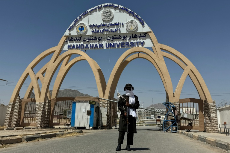 Les étudiants afghans divisés sur l'interdiction des smartphones à l'université