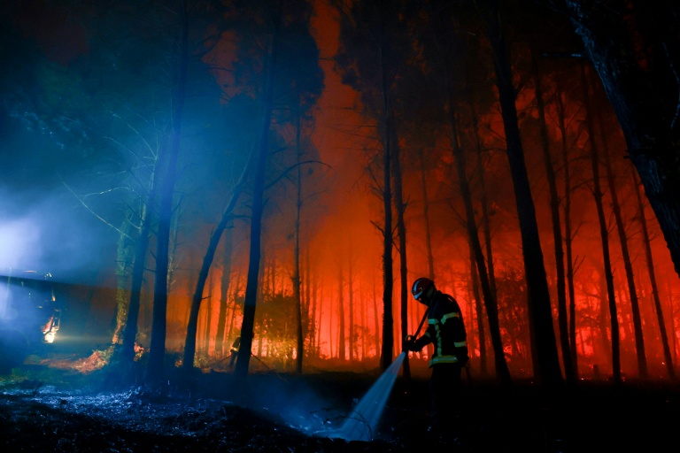 L'incendie dans les Landes a grimpé à 1.100 hectares, pas d'habitation touchée