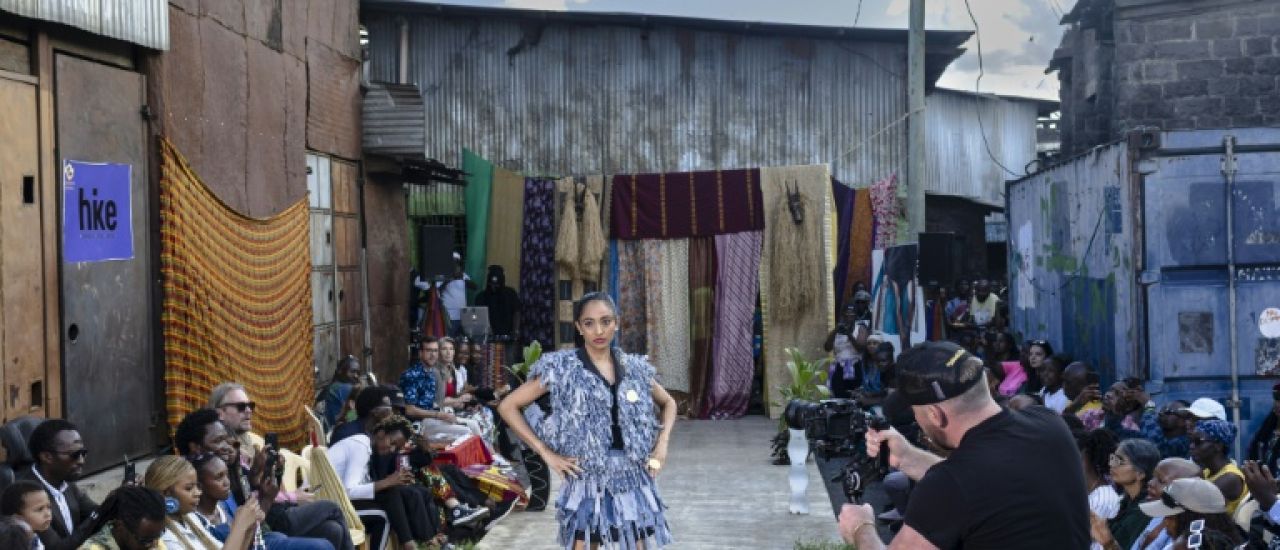 De la décharge au podium: au Kenya, les vêtements de seconde main ont leur défilé de mode