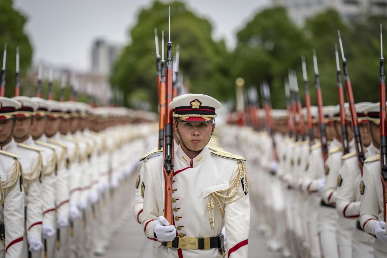 Pour le Japon, il devient "urgent" de renforcer son armée