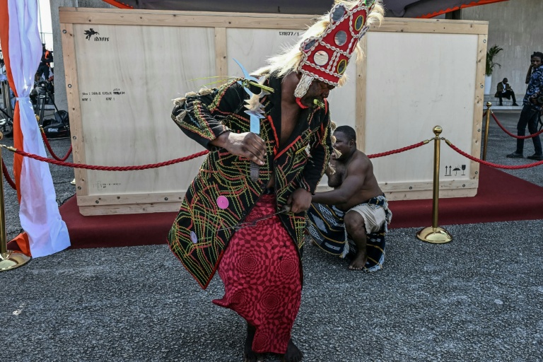 Côte d'Ivoire: le tambour parleur, volé par la France en 1916, est de retour à Abidjan