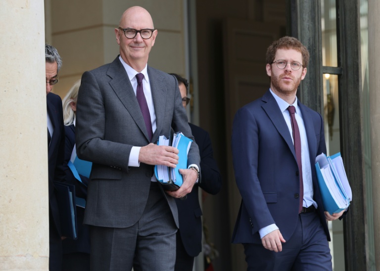 "Avec un budget Le Pen on rêverait en couleurs et on raserait gratis", estime Lescure