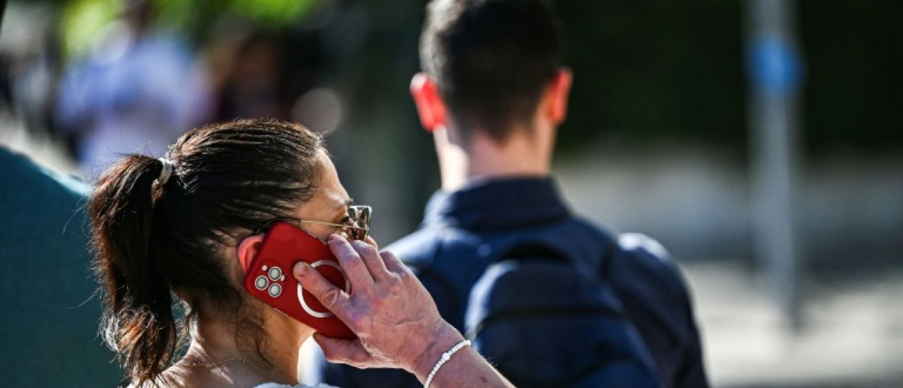 Téléphone portable et cancer: pas de lien démontré, la prudence reste de mise pour les enfants, selon l'Anses