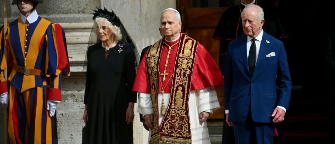 Le pape et le roi Charles III prient ensemble, une première historique Le pape et le roi Charles III prient ensemble, une première historique