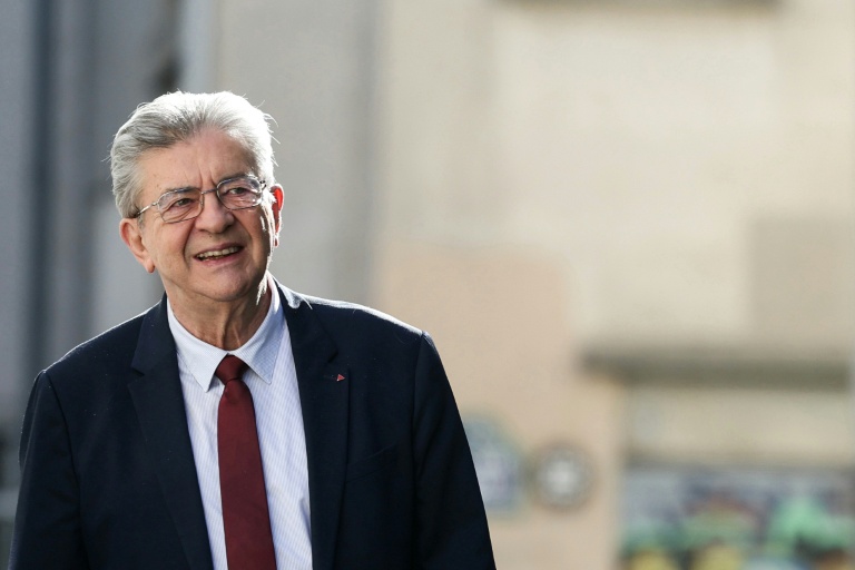 Dans un centre d'apprentissage, Mélenchon remet son habit de ministre de l'Enseignement professionnel
