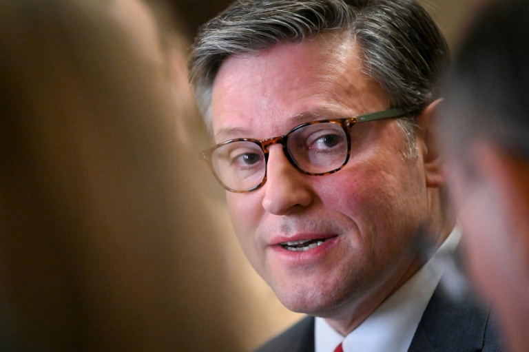 Trump réplique avec une nouvelle taxe mondiale de 10% après le revers infligé par la Cour Suprême