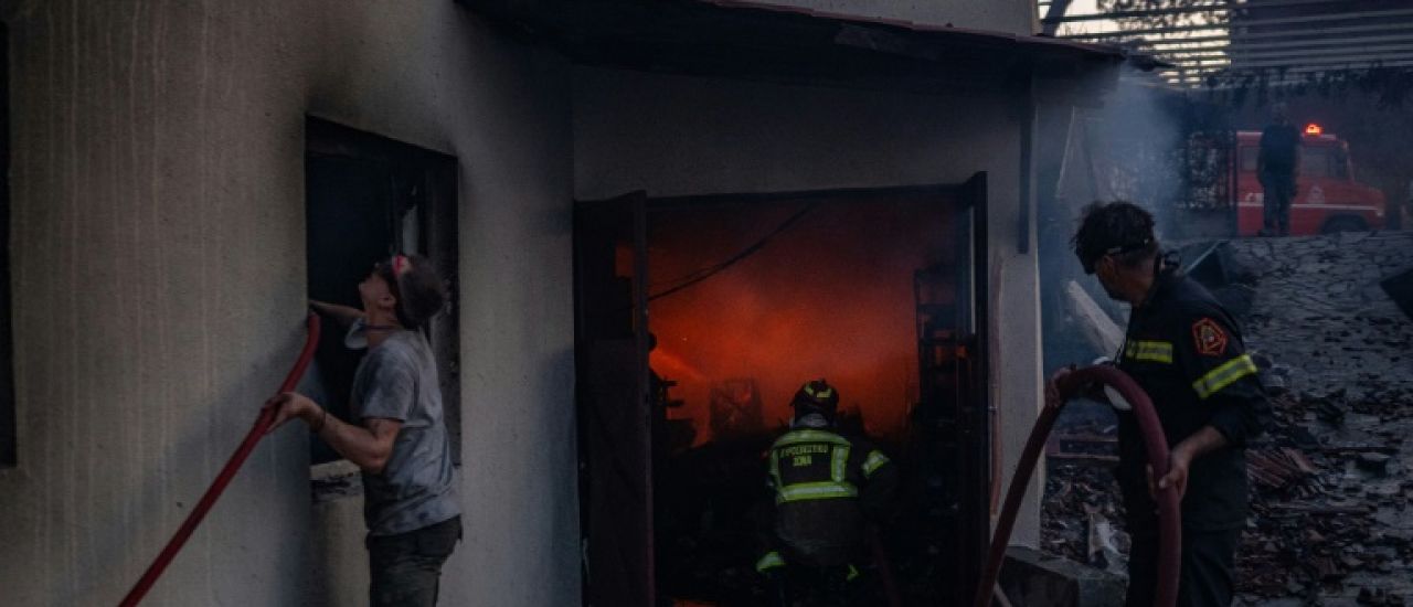 Les incendies continuent de faire rage en Grèce, qui attend l'aide de ses voisins