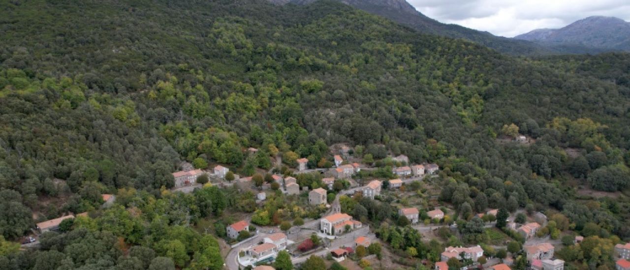 En Corse, la croix d'un village déchaîne les passions En Corse, la croix d'un village déchaîne les passions