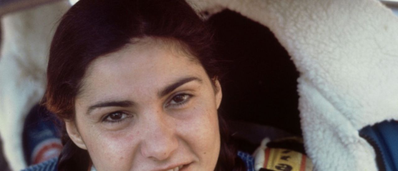 Ana Girardot dans la combinaison de la pilote Michèle Mouton pour une mini-série