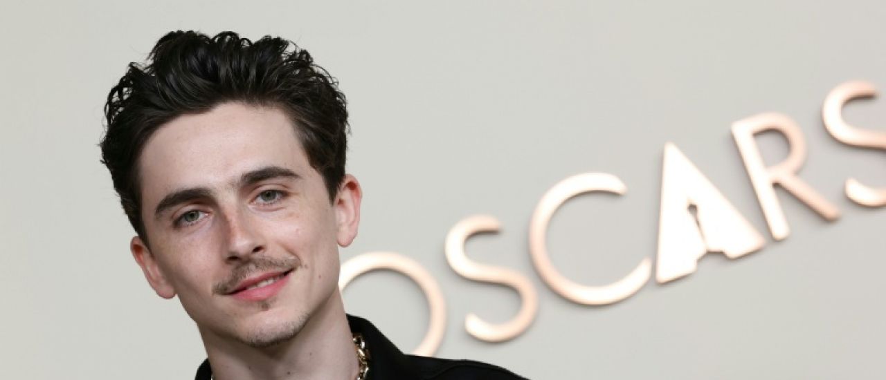 Timothée Chalamet se prend les pieds dans le tapis des Oscars