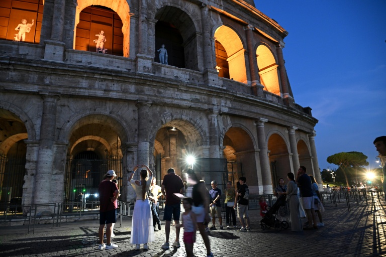 Les touristes échappent à la chaleur grâce à des visites nocturnes du Colisée