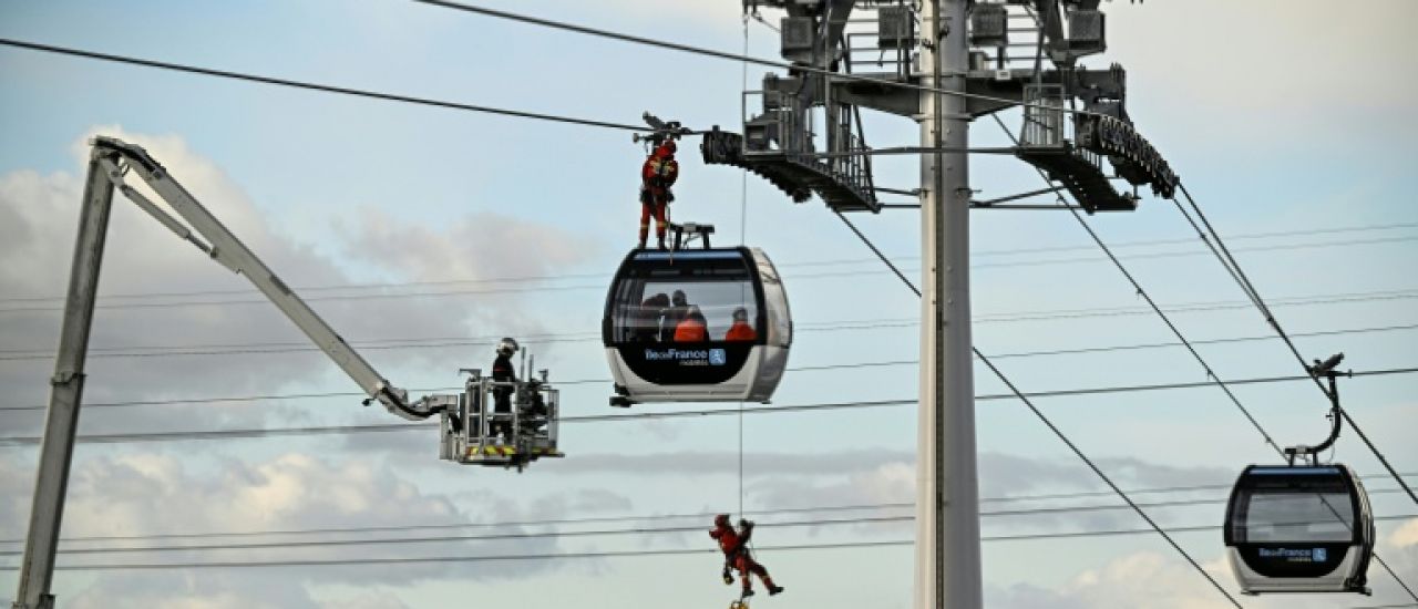 Sur le premier téléphérique d'Île-de-France, exercice d'évacuation grandeur nature