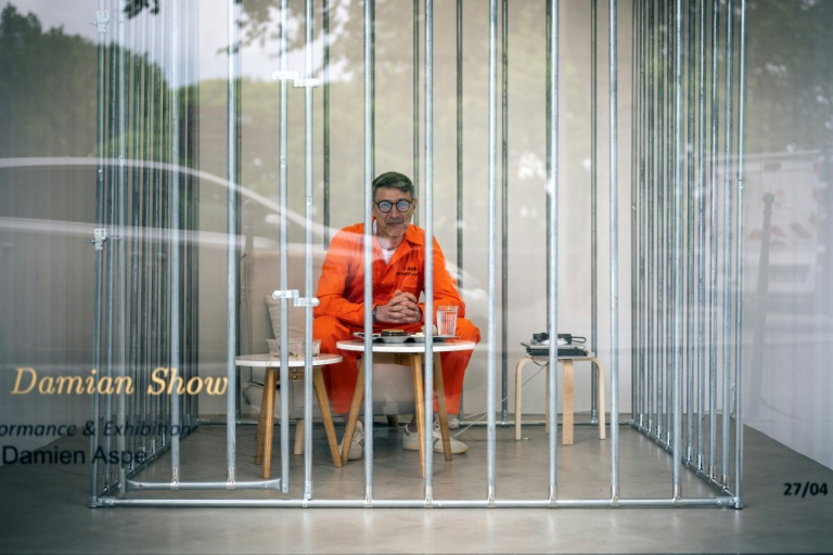 Un artiste s'enferme un mois dans une cage pour dénoncer l'emprise des Gafam