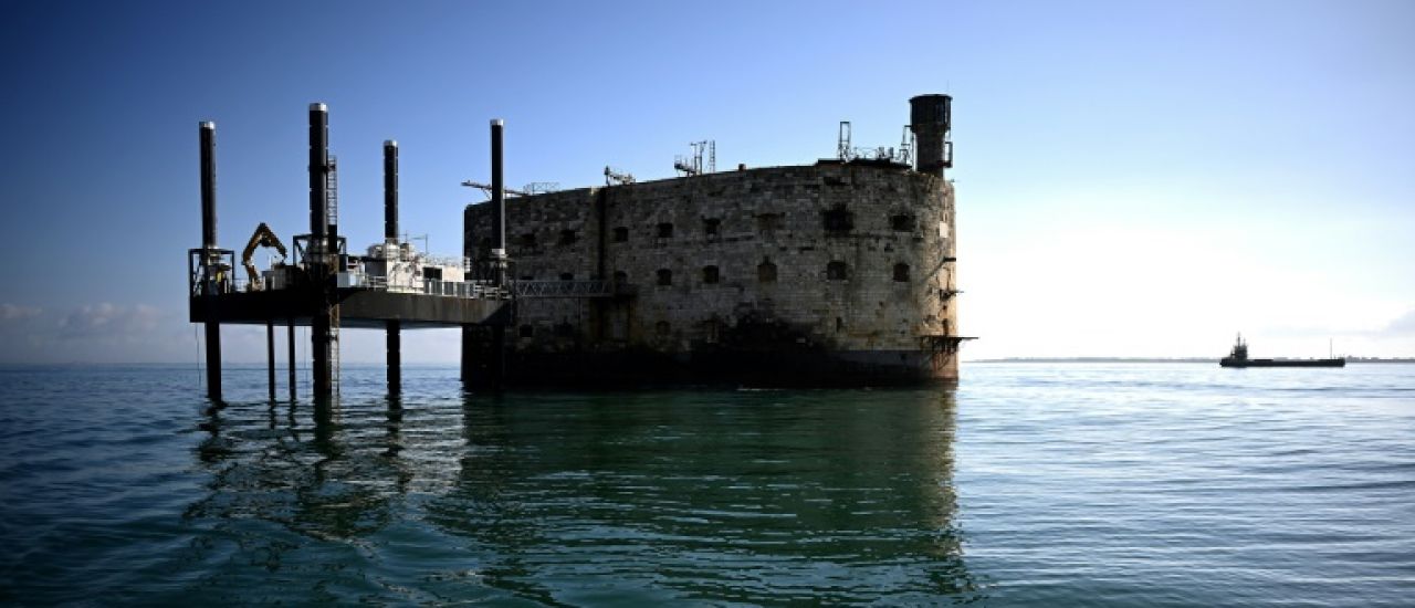 Début de travaux titanesques pour renforcer Fort Boyard, menacé par les vagues