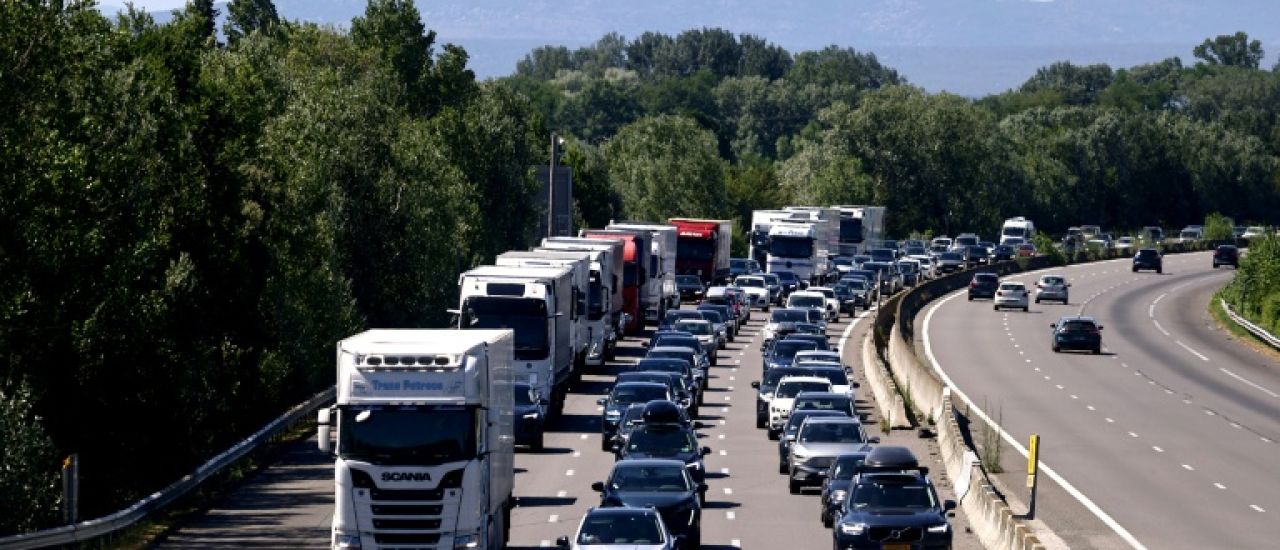 Routes des vacances: pic de plus de 1.000 km de bouchons à mi-journée