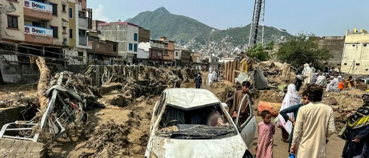 Au Pakistan, secouristes et habitants s'activent dans la boue d'une mousson inhabituellement meurtrière