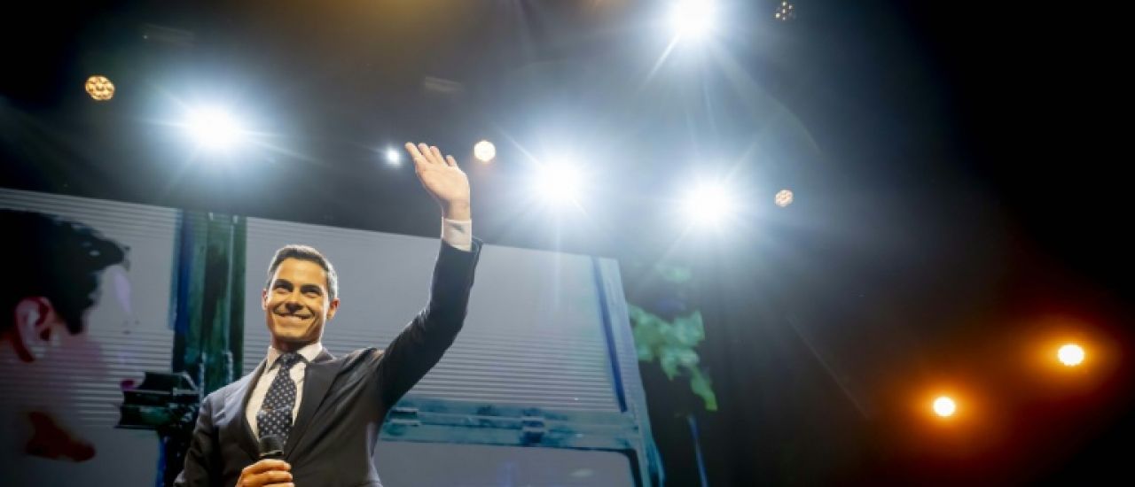 Élections aux Pays-Bas : duel très serré entre l'extrême droite et le centre